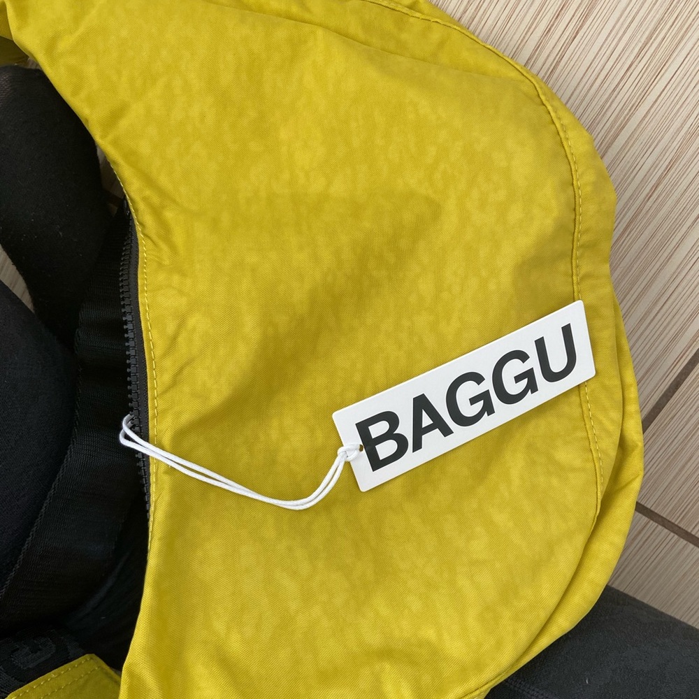 Baggu medium nylon crescent bag in sour